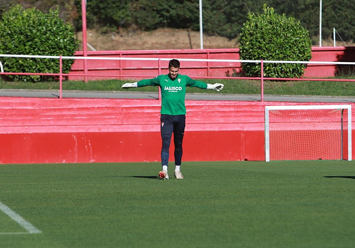 Rubén Yáñez, realizando ejercicios de calentamiento antes del inicio del entrenamiento de ayer en el campo número 2 de Mareo.