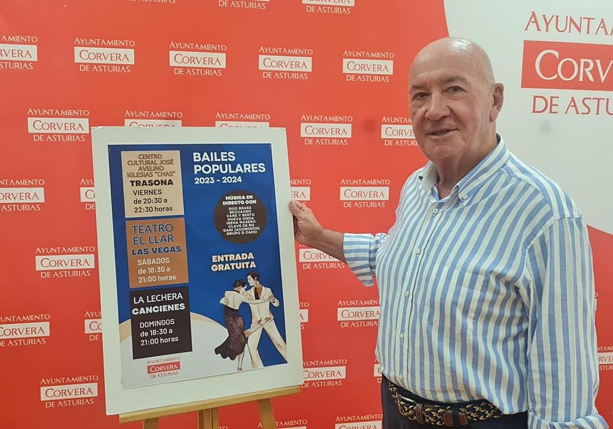 José Luis Montes junto al cartel de esta edición.