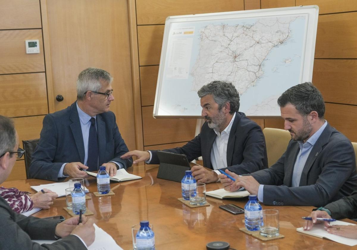 David Lucas y Alejandro Calvo intercambian impresiones junto a Jorge García.