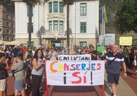 Familias y docentes se concentraron en la plaza del Ayuntamiento para pedir la vuelta de los conserjes.