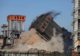 El derribo de la primera torre de carbones de baterias se produjo con una explosión controlada.