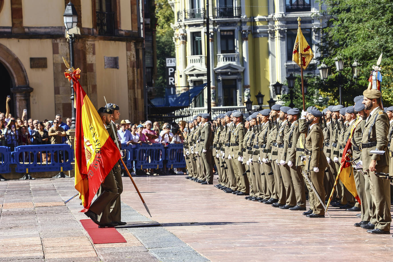 Multitudinaria jura de bandera en Oviedo