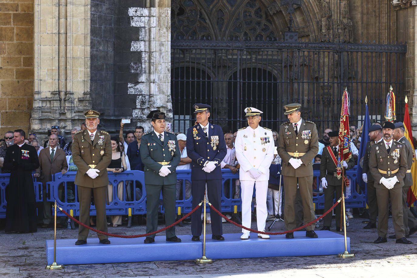 Multitudinaria jura de bandera en Oviedo