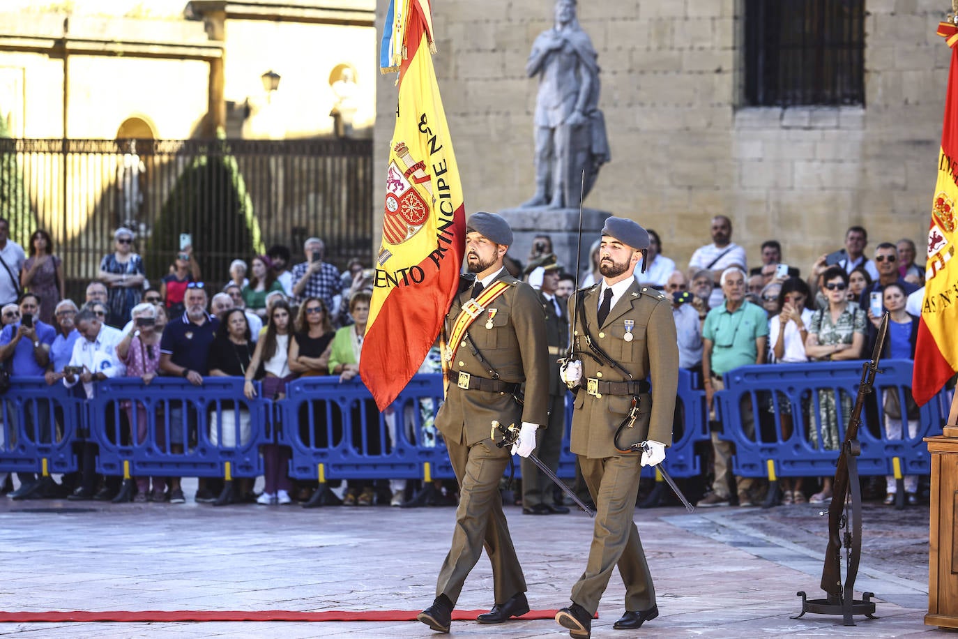 Multitudinaria jura de bandera en Oviedo