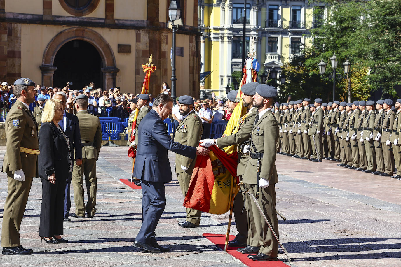 Multitudinaria jura de bandera en Oviedo