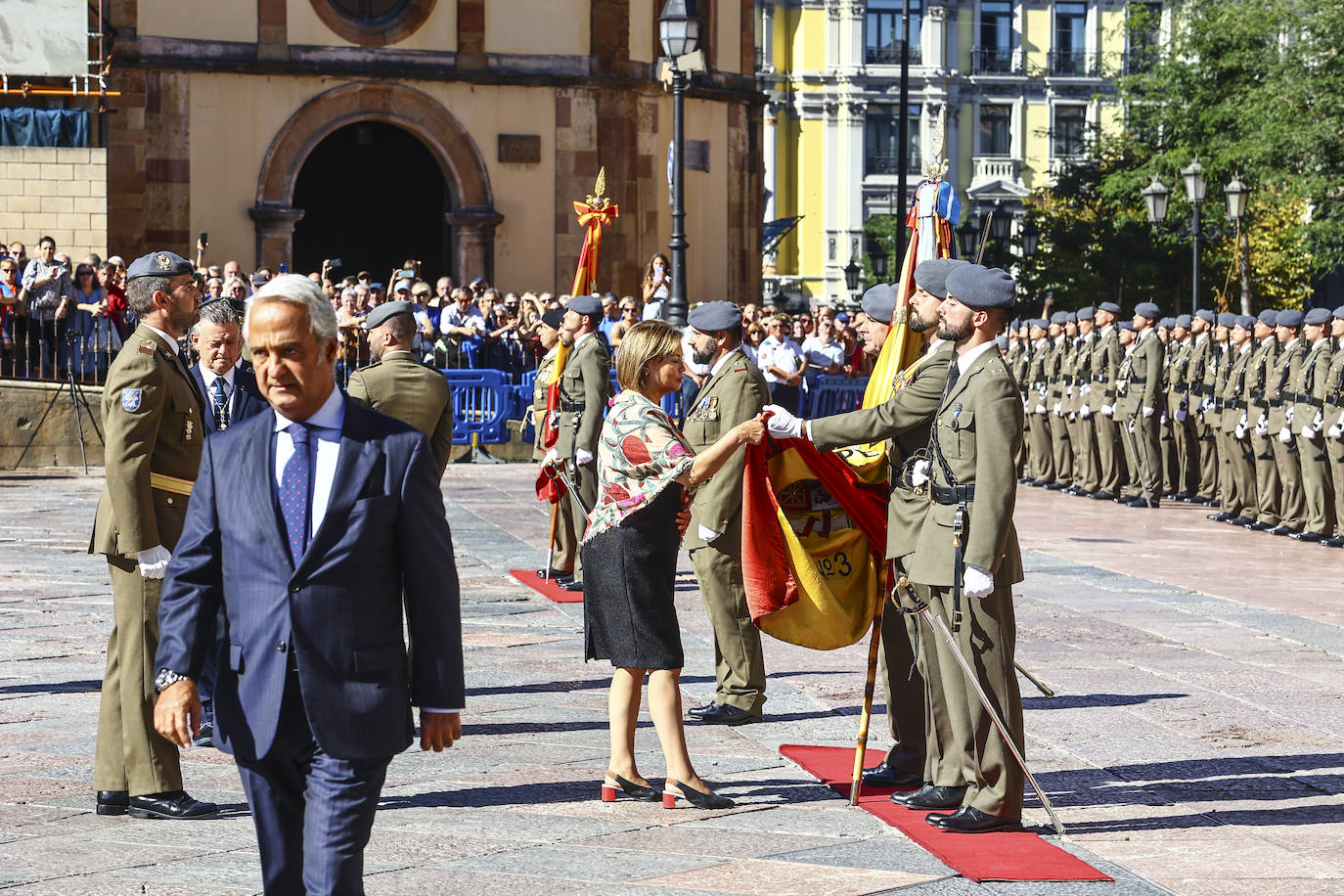 Multitudinaria jura de bandera en Oviedo