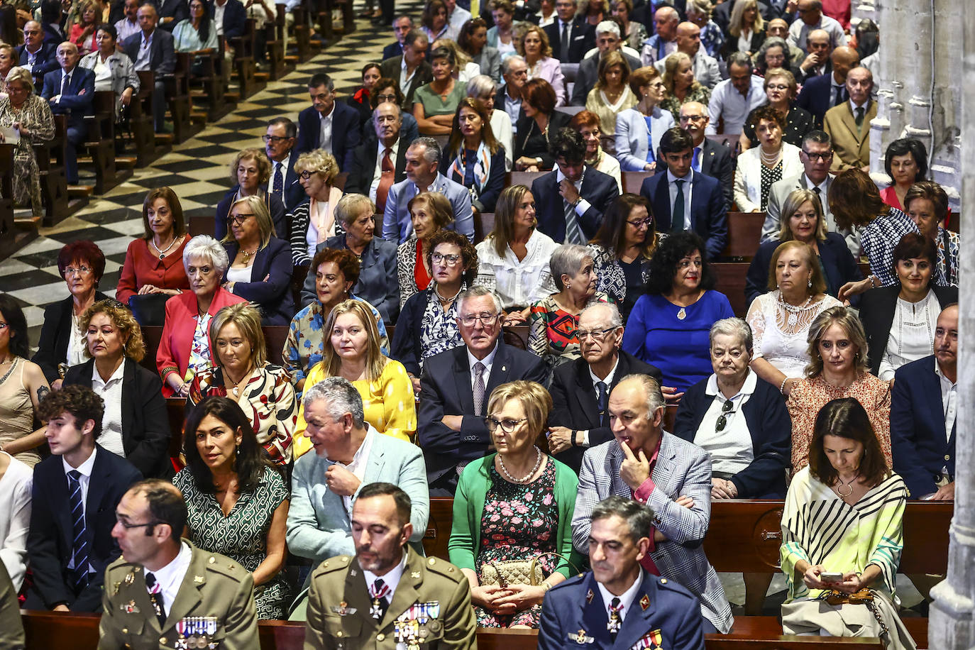 Multitudinaria jura de bandera en Oviedo