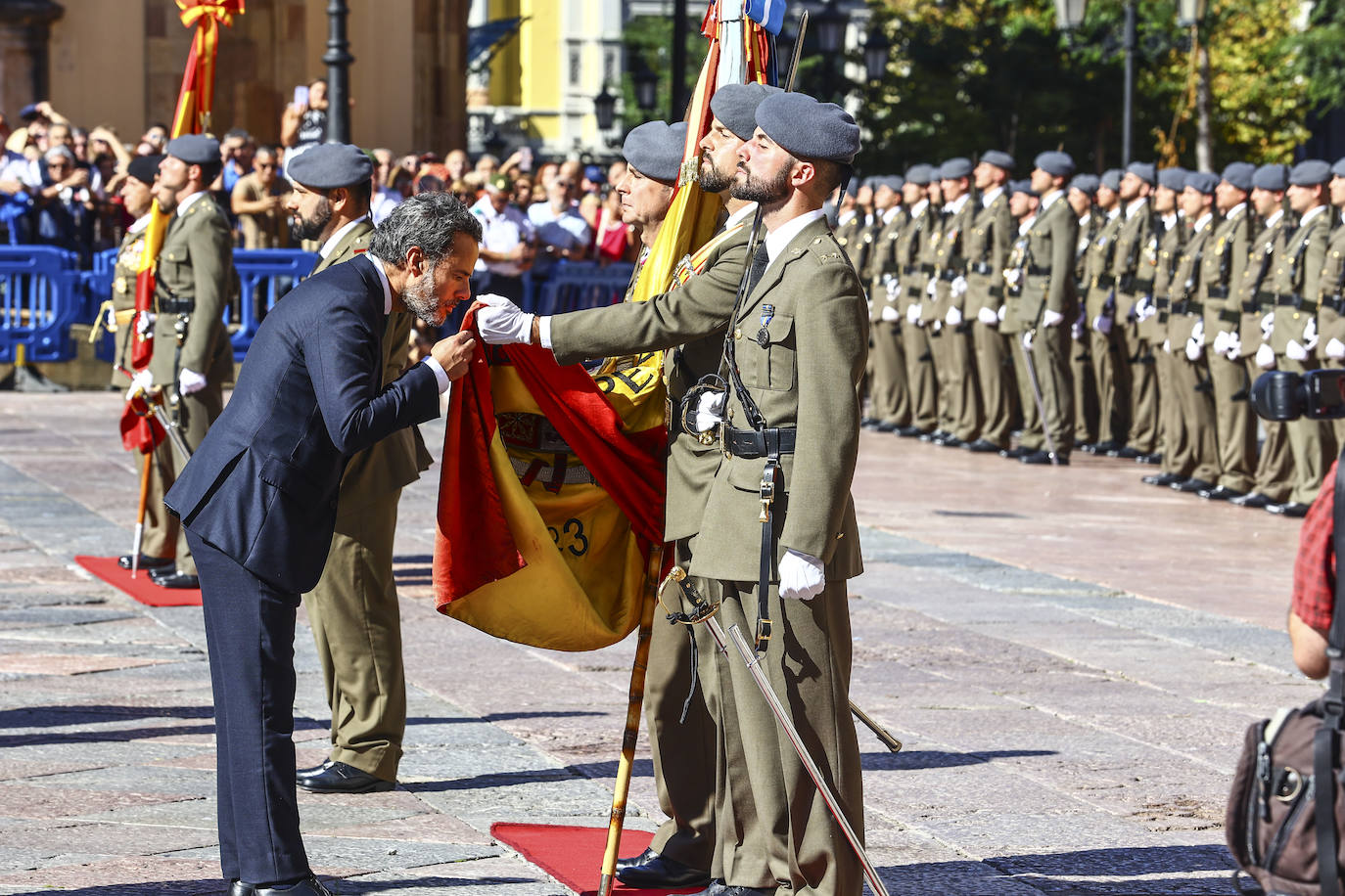 Multitudinaria jura de bandera en Oviedo