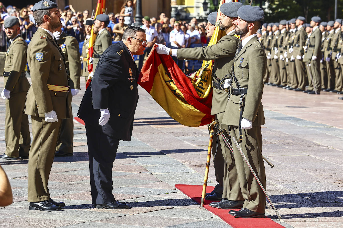 Multitudinaria jura de bandera en Oviedo