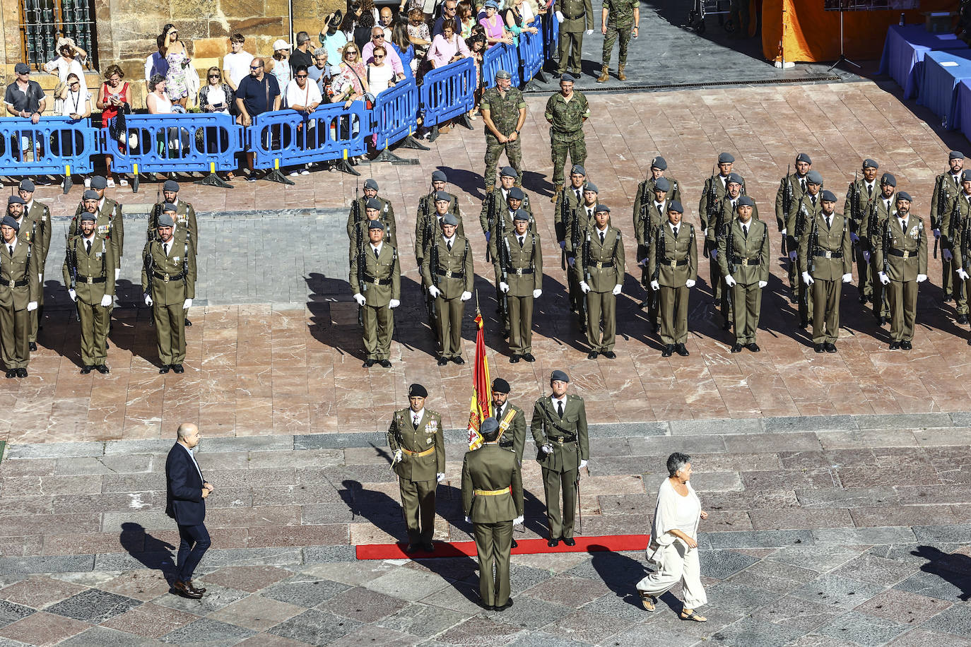 Multitudinaria jura de bandera en Oviedo