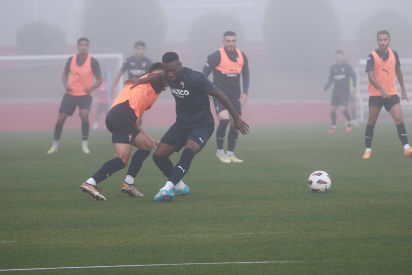 La niebla, protagonista del entrenamiento del Sporting