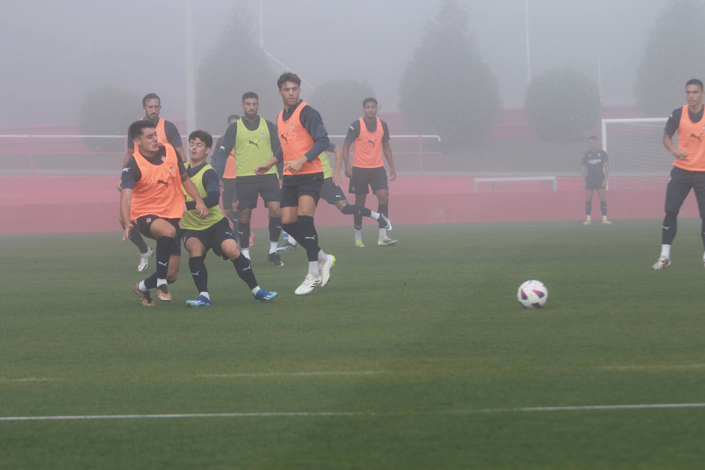 La niebla, protagonista del entrenamiento del Sporting