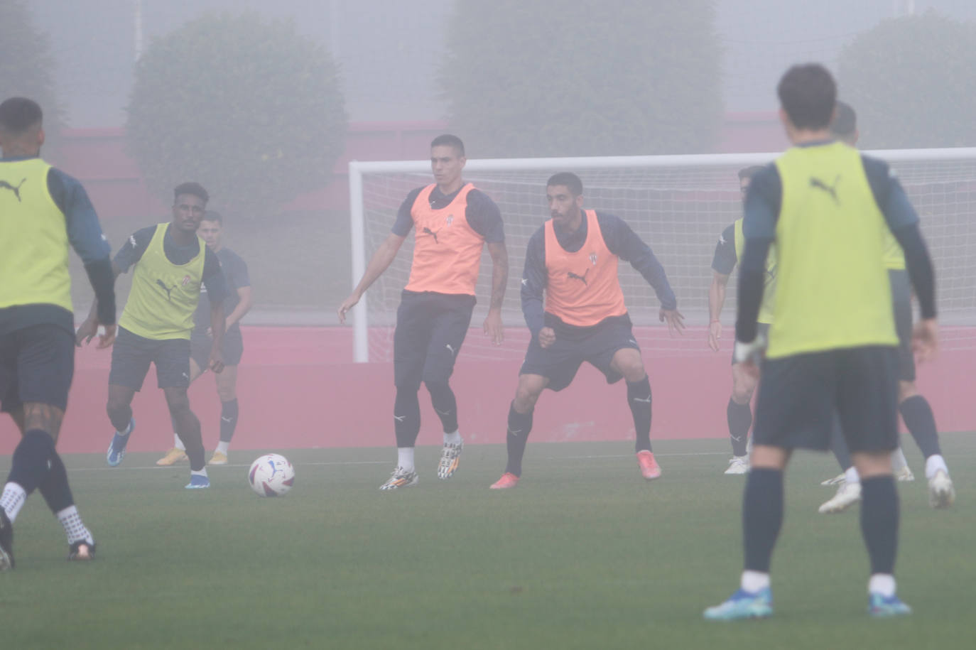 La niebla, protagonista del entrenamiento del Sporting