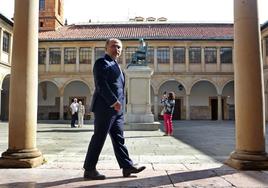 Ignacio Villaverde, en el claustro del Edificio Histórico de la Universidad de Oviedo.