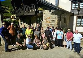 Escritores cangueses, delante de la casa en la que nació Alejandro Casona.