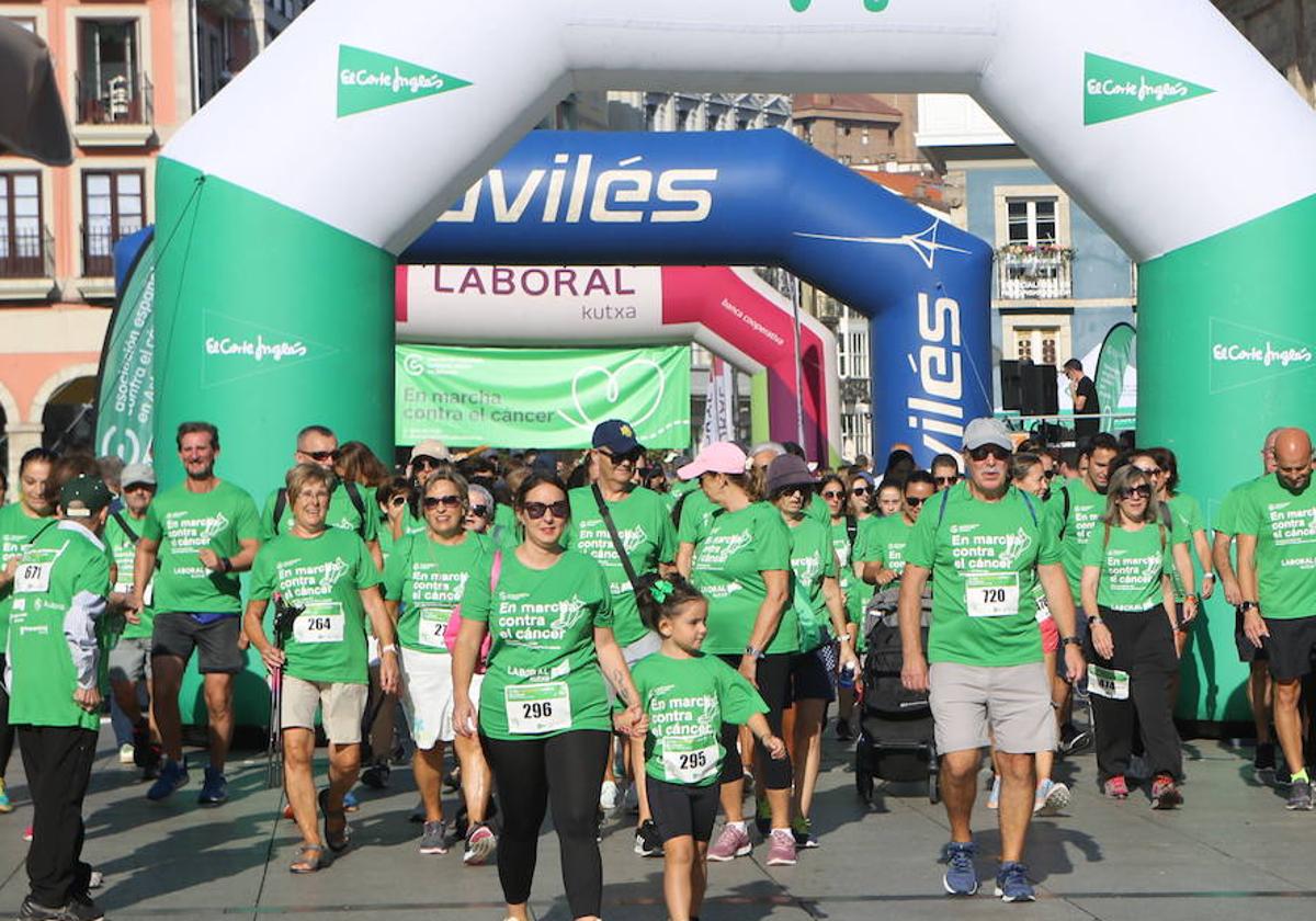 Una marea verde marcha en Avilés contra el cáncer