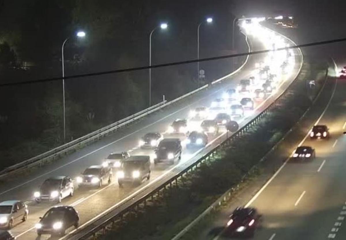 La combinación de obras y un domingo de sol genera grandes atascos en la autopista 'Y'