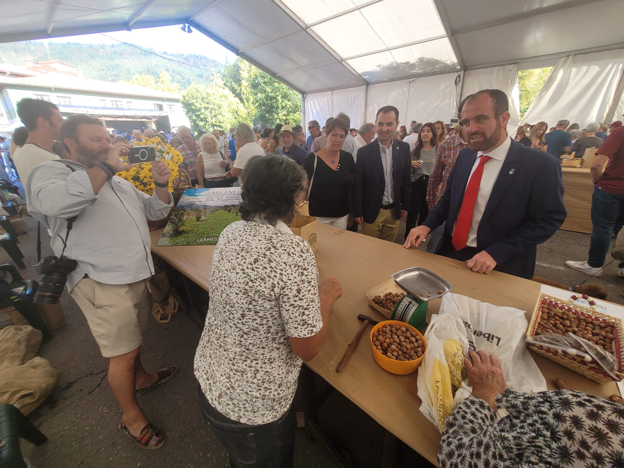 Infiesto festeja la cosecha de avellana