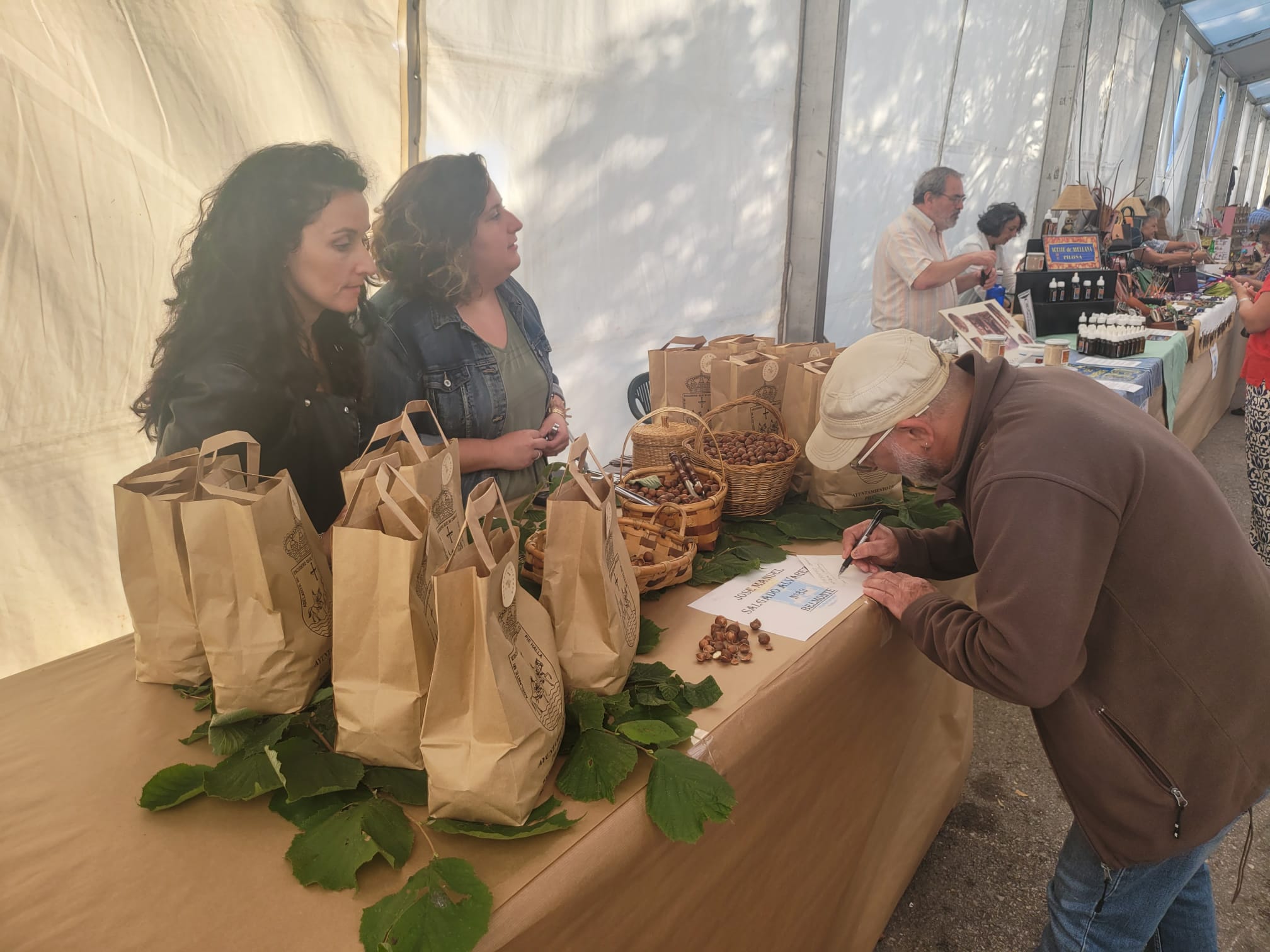 Infiesto festeja la cosecha de avellana