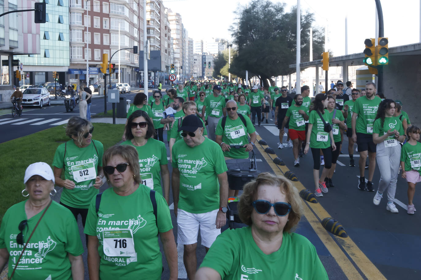 Solidaridad y caminata en Gijón en la lucha contra el cáncer