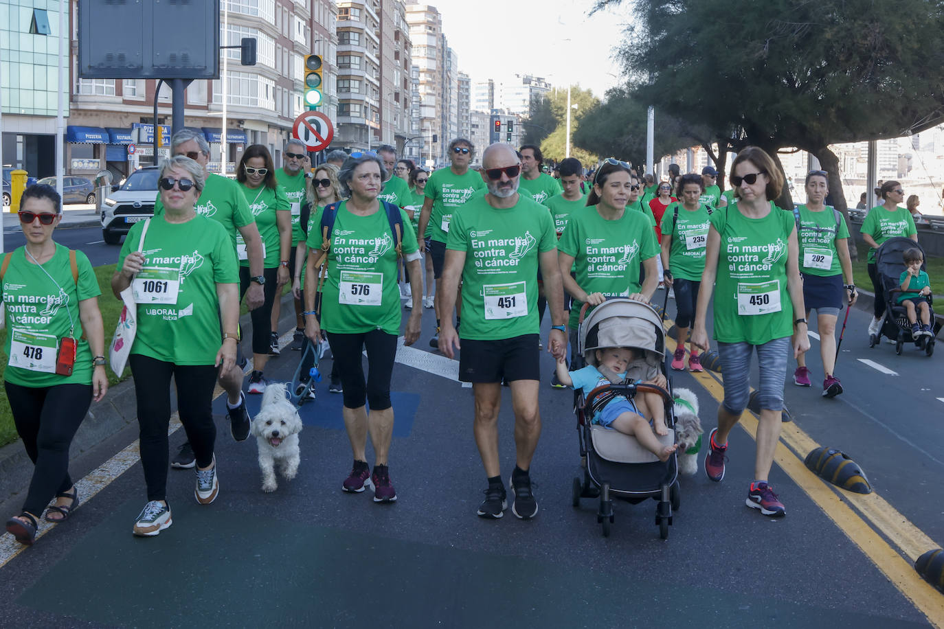 Solidaridad y caminata en Gijón en la lucha contra el cáncer