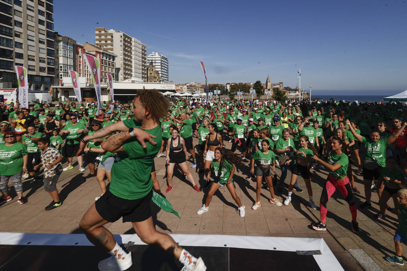 Solidaridad y caminata en Gijón en la lucha contra el cáncer