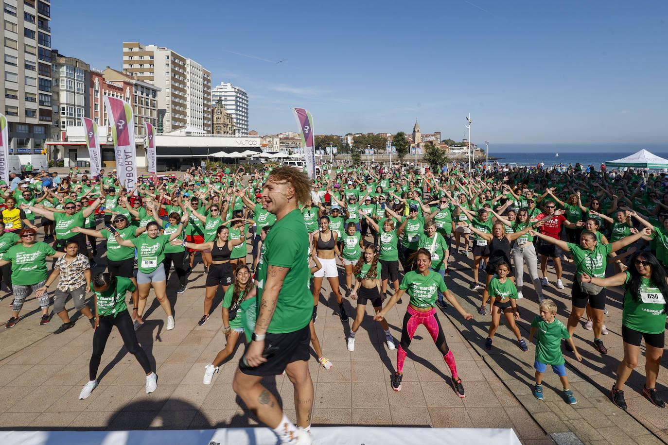 Solidaridad y caminata en Gijón en la lucha contra el cáncer