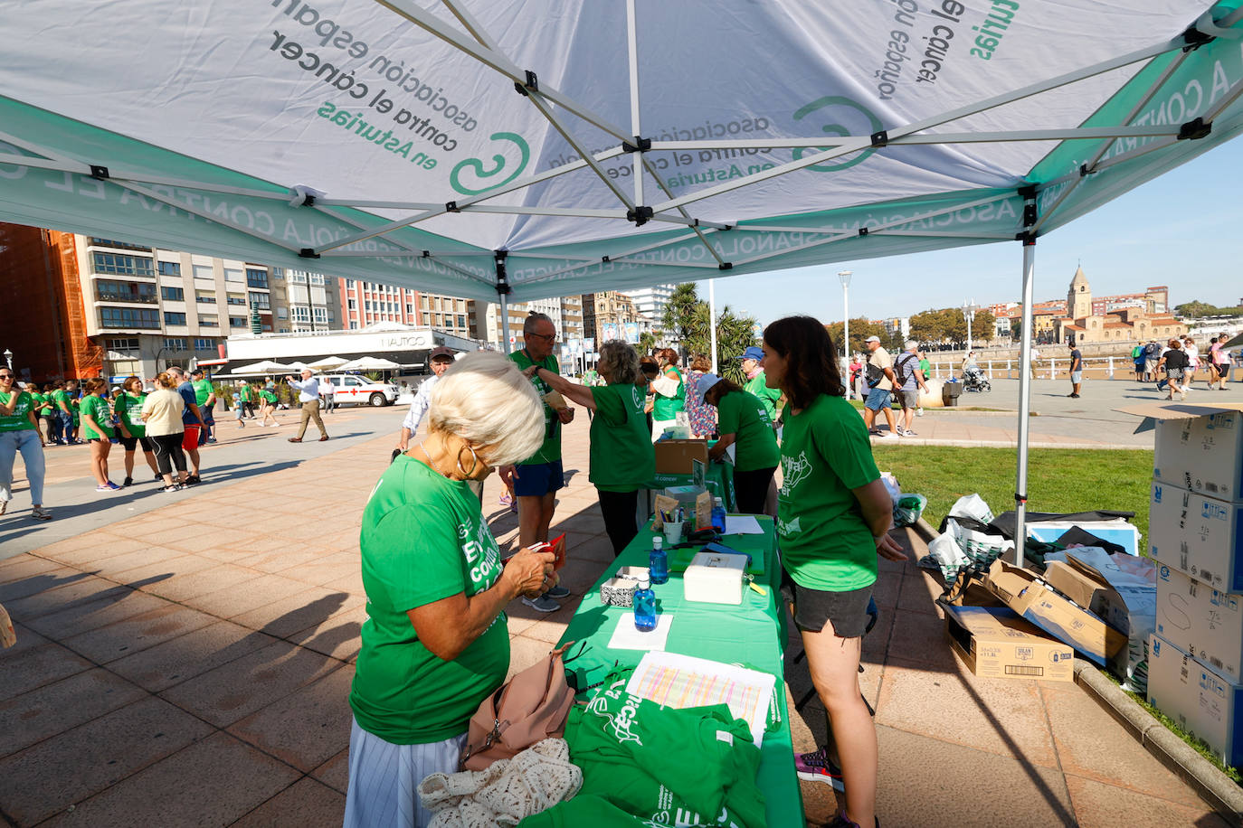 Solidaridad y caminata en Gijón en la lucha contra el cáncer