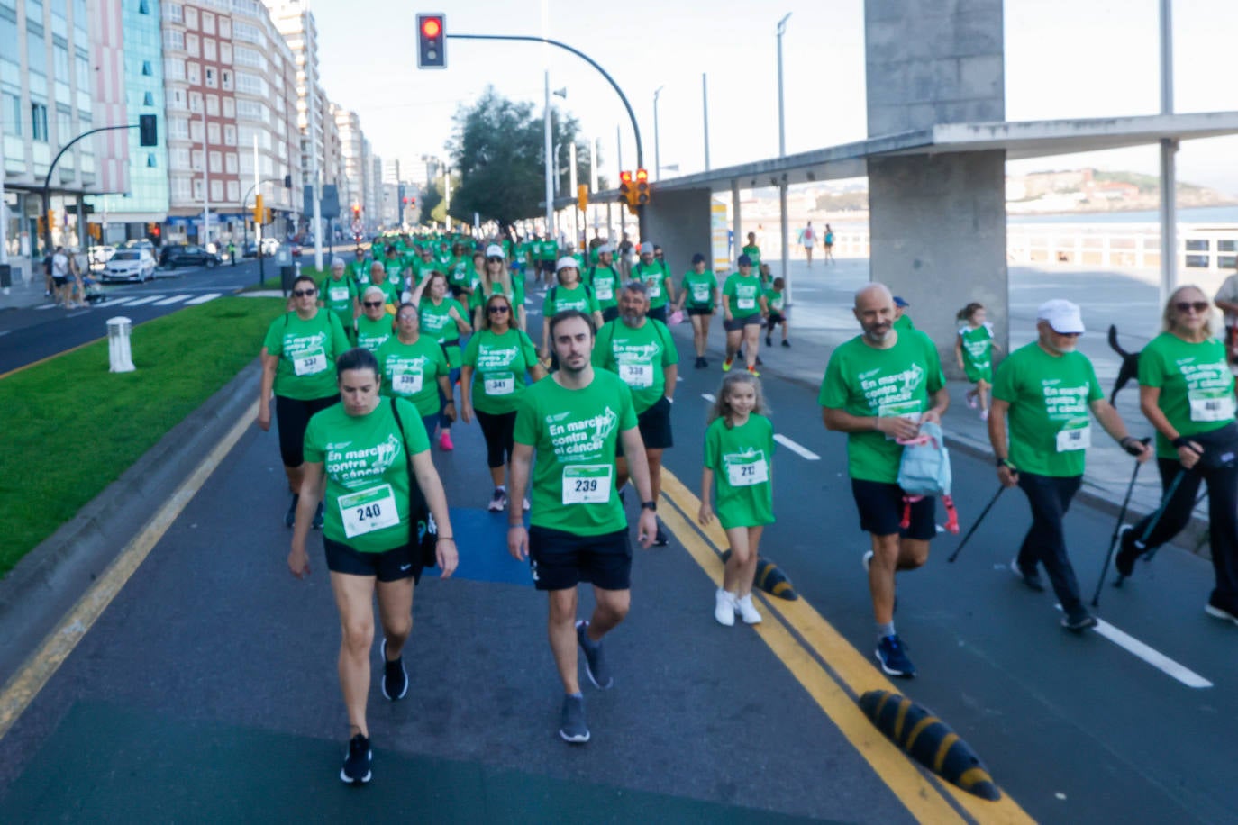 Solidaridad y caminata en Gijón en la lucha contra el cáncer