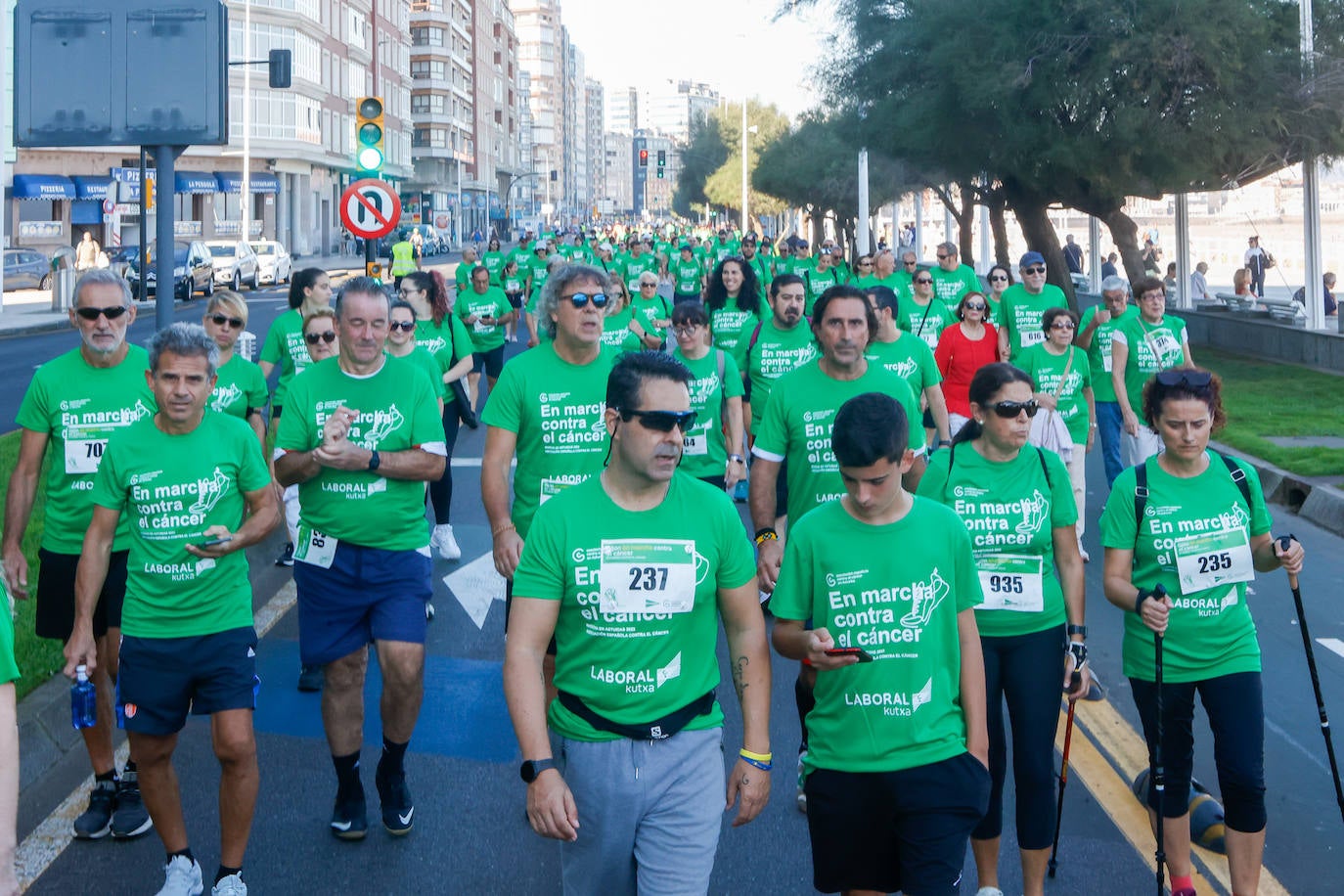 Solidaridad y caminata en Gijón en la lucha contra el cáncer