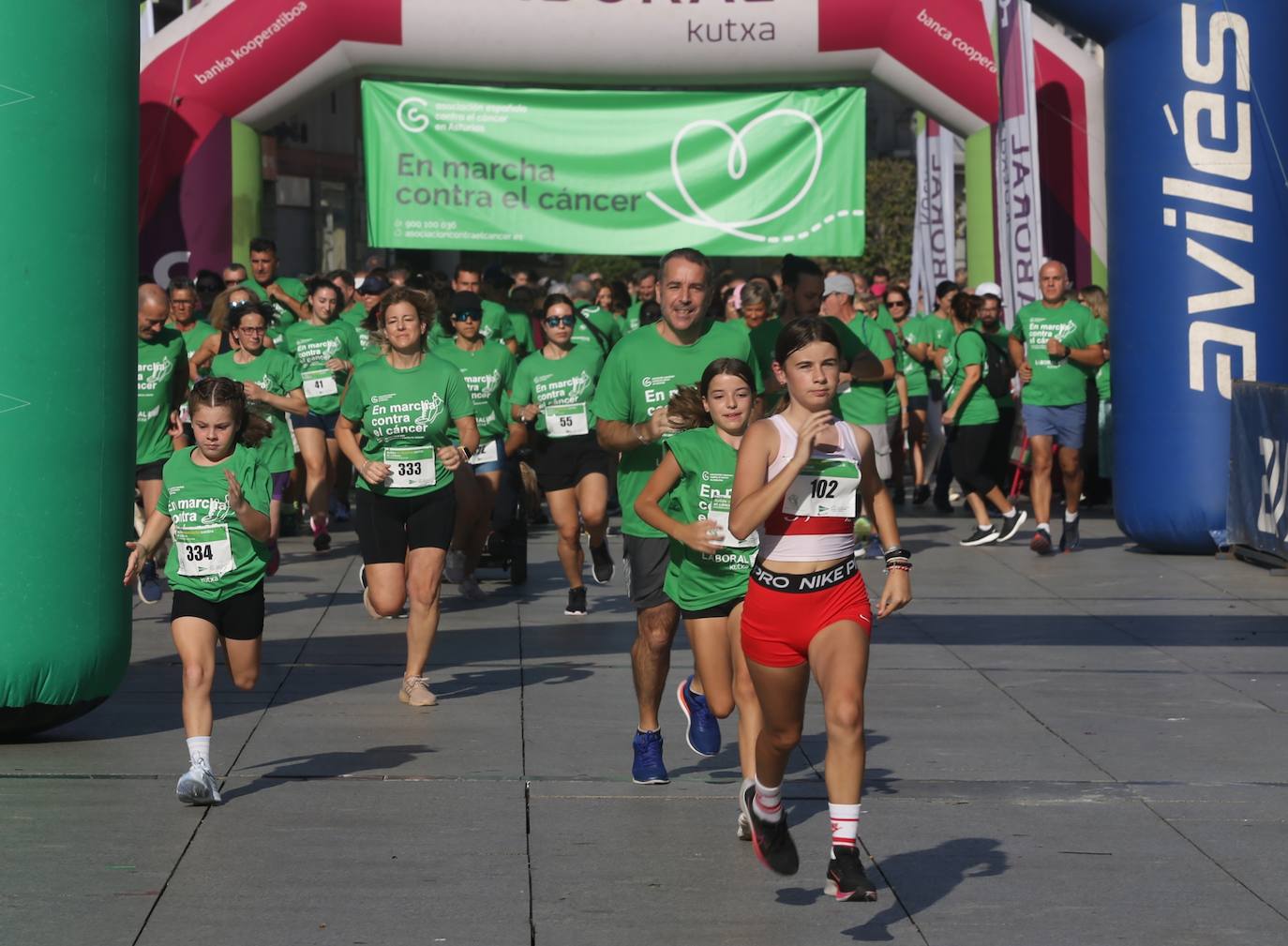 Avilés se tiñe de verde con cientos de personas &#039;en marcha&#039; contra el cáncer