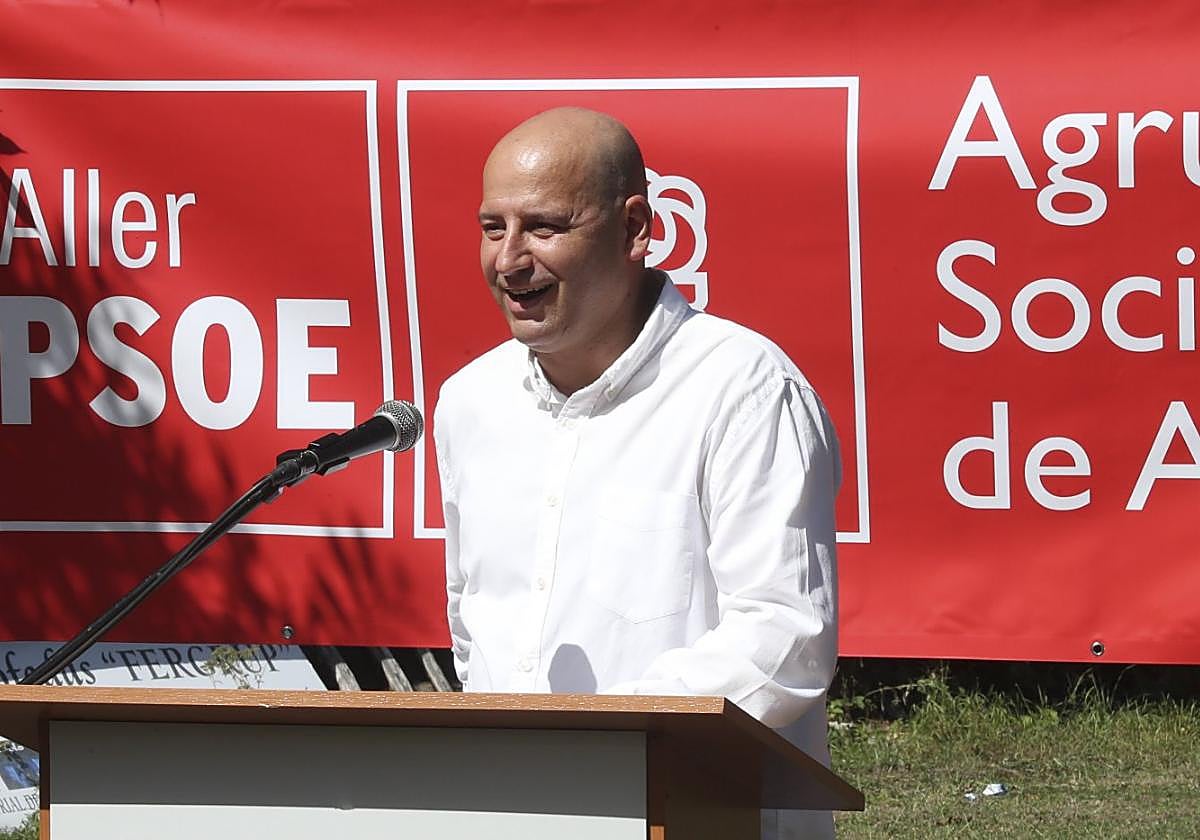 El alcalde de Aller, Juan Carlos Iglesias, durante un mitin.