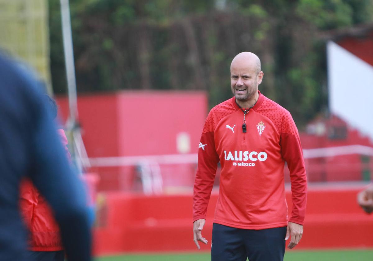 Miguel Ángel Ramírez, en el entrenamiento del Sporting.