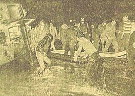 Auxilio a los heridos en el accidente del tren rápido Ferrol-Gijón.