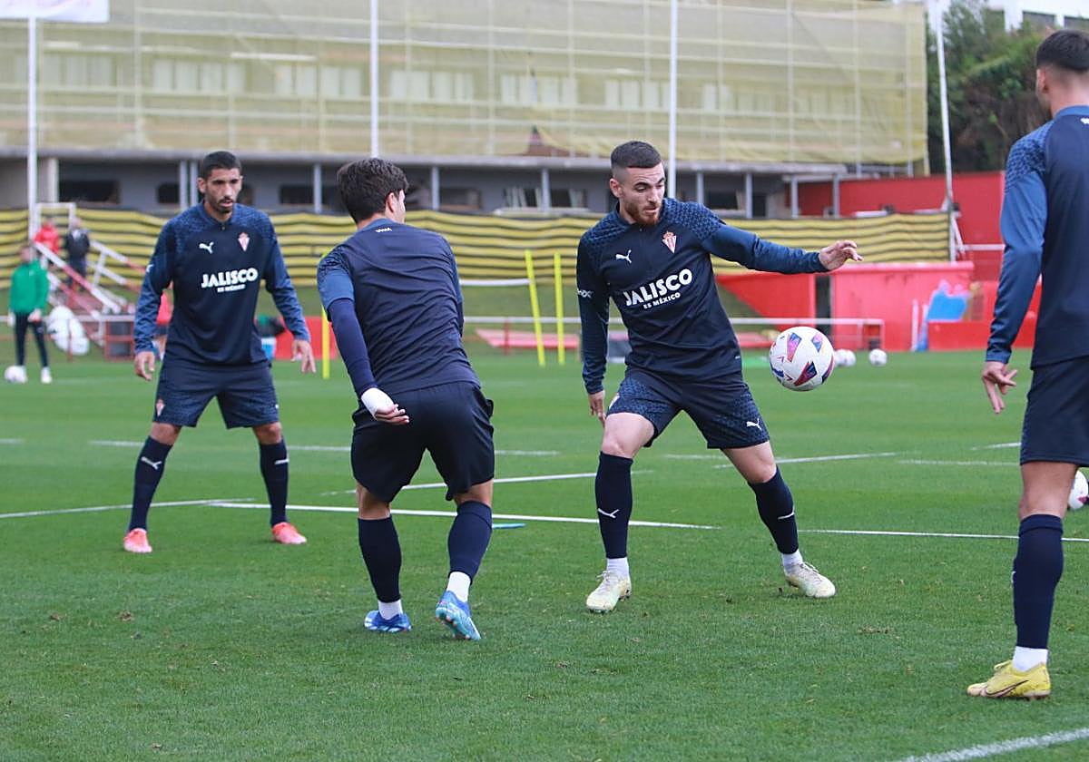 Campuzano trata de controlar un balón ante Cote y Queipo en el entrenamiento del equipo ayer en Mareo.