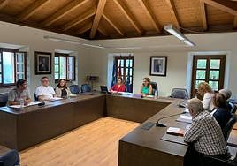 Óscar Menéndez, a la izquierda, durante su intervención en el Pleno de ayer en Candamo.