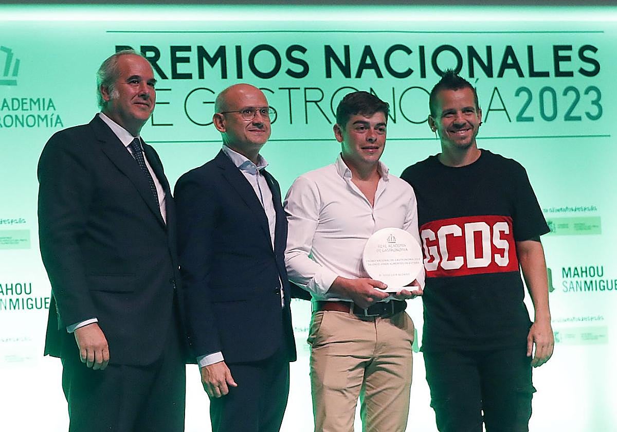 José Luis Alonso, segundo por la derecha, junto al chef David Muñoz, tras recoger el Premio Nacional de Gastronomía Talento Joven en Madrid.