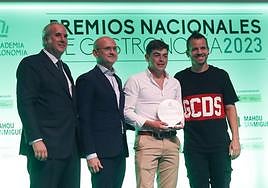 José Luis Alonso, segundo por la derecha, junto al chef David Muñoz, tras recoger el Premio Nacional de Gastronomía Talento Joven en Madrid.