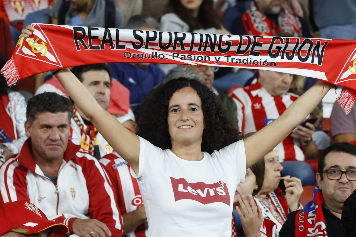 ¿Estuviste en el Sporting - Elche? ¡Búscate!