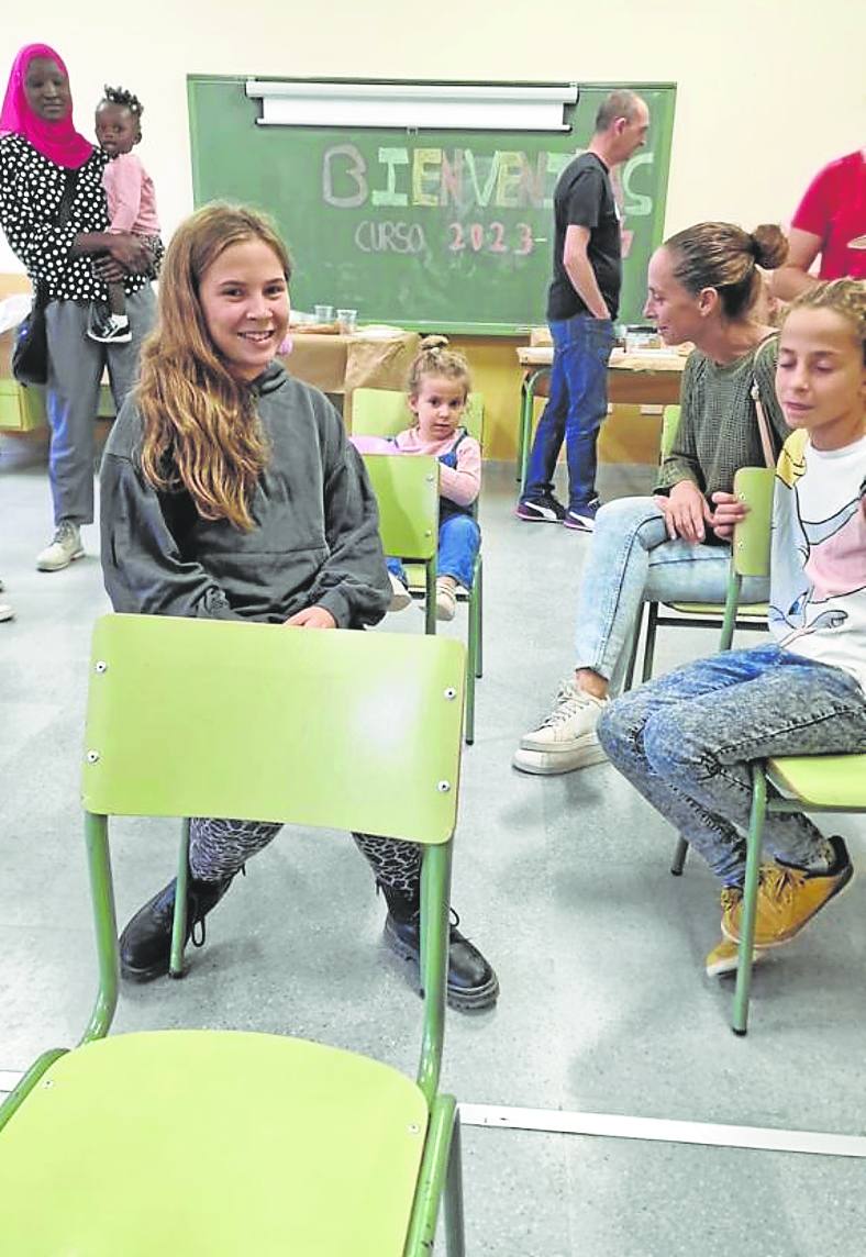 La nueva familia llega con tres hijas en edad escolar.