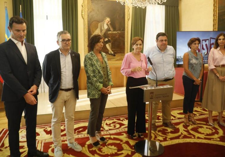 Carmen Moriyón compareció para anunciar la ruptura con Vox acompañada de Jorge González-Palacios, Gilberto Villoria, Montserrat López, Pelayo Barcia, Nuria Bravo y María Mitre.