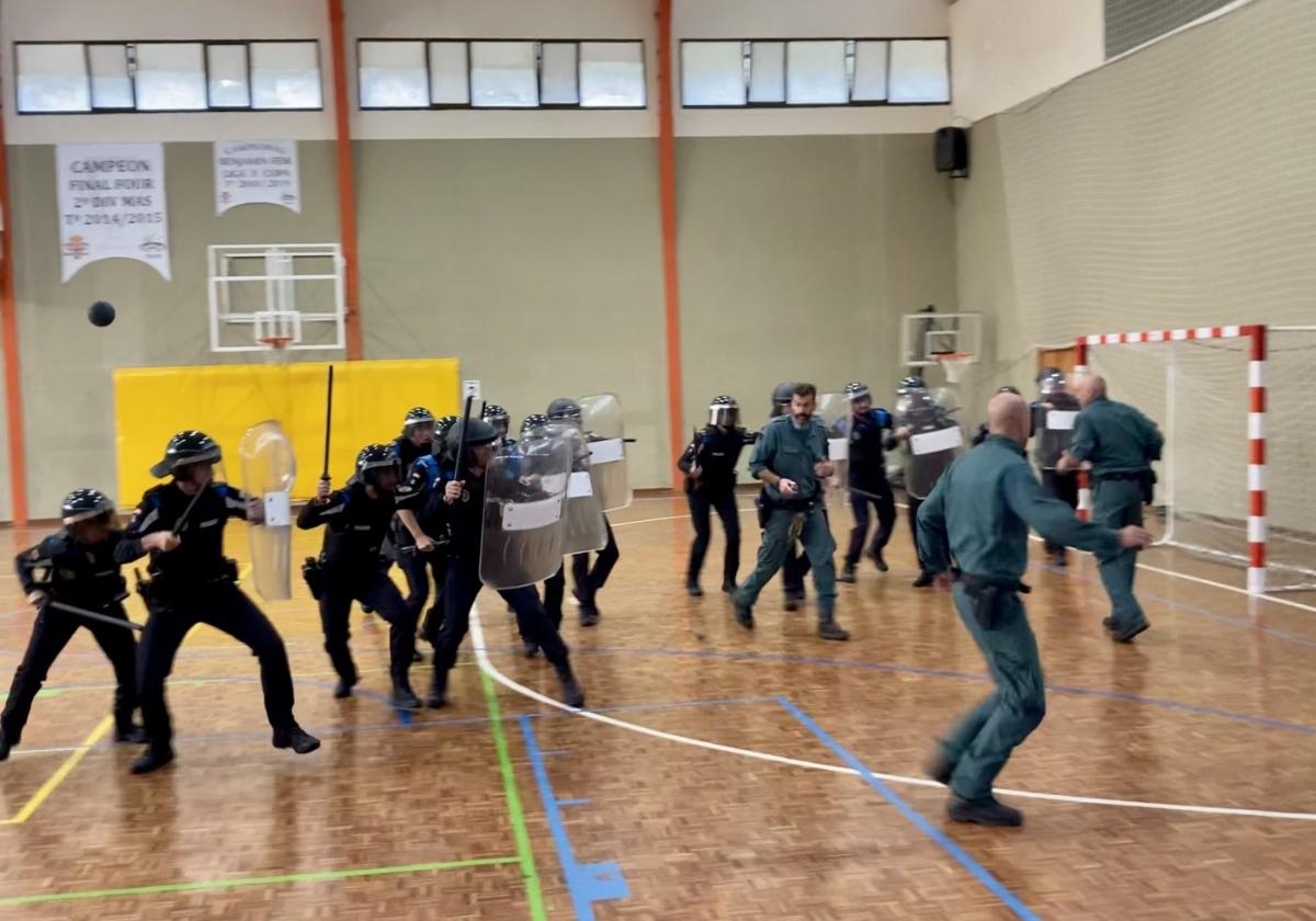 Los agentes de la Policía Local, durante el entrenamiento en el polideportivo de Luarca para aprender a manejar situaciones conflictivas.