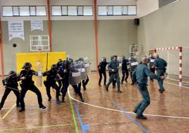 Los agentes de la Policía Local, durante el entrenamiento en el polideportivo de Luarca para aprender a manejar situaciones conflictivas.