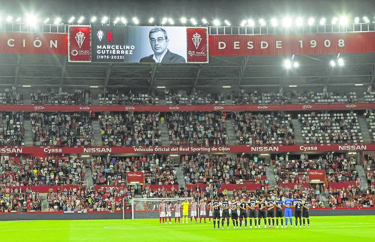 Jugadores y público rinden homenaje a Marcelino Gutiérrez durante le minuto de silencio que precedió al partido.