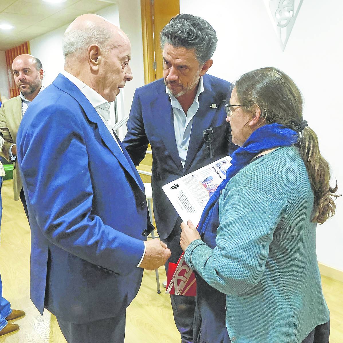 José Antonio Viso, Alejandro Irarragorri y María Luz Ania, en el palco de El Molinón. arnaldo garcía