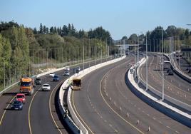 Obras de ampliación de la 'Y', con la calzada cortada para extender la última capa de rodadura.