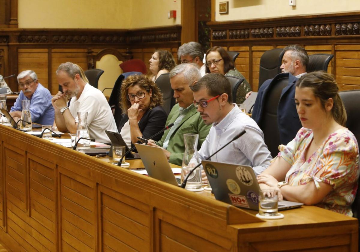 Bancada de la izquierda en el salón de plenos.