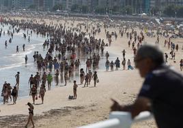 La playa de San Lorenzo en una calurosa jornada.