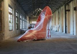 Un enorme zapato rojo de tacón en homenaje a 'El diablo viste de Prada', en la fábrica de La Vega.