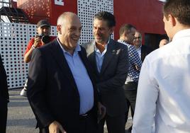 Javier Tebas y Alejandro Irarragorri, durante la visita de la comitiva a las instalaciones de Mareo.